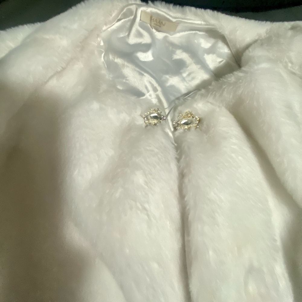 Haani Faux Fur Capelike coat in white with clasp - Picture 7 of 11